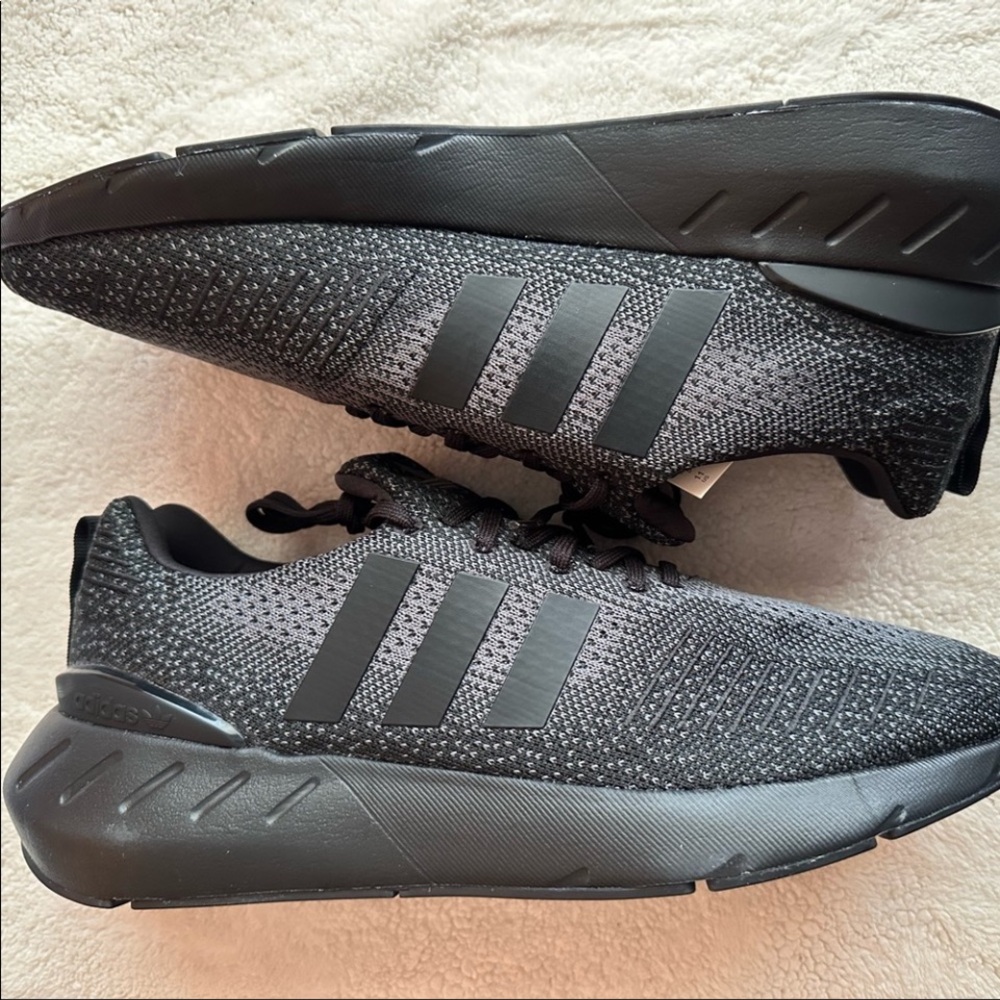 NIB Adidas Swift Run 22 sneakers